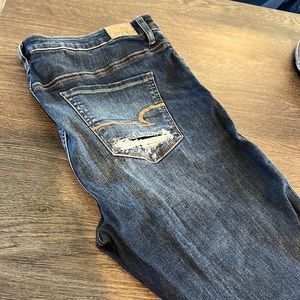 DISTRESSED AMERICAN EAGLE JEGGINGS